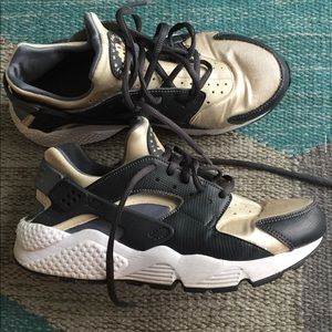 Nike Huarache in Cream and Black women’s 9